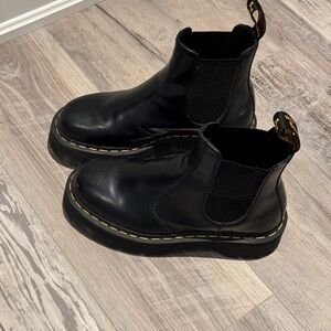 2976 polished smooth platform Chelsea boots DR. MARTENS